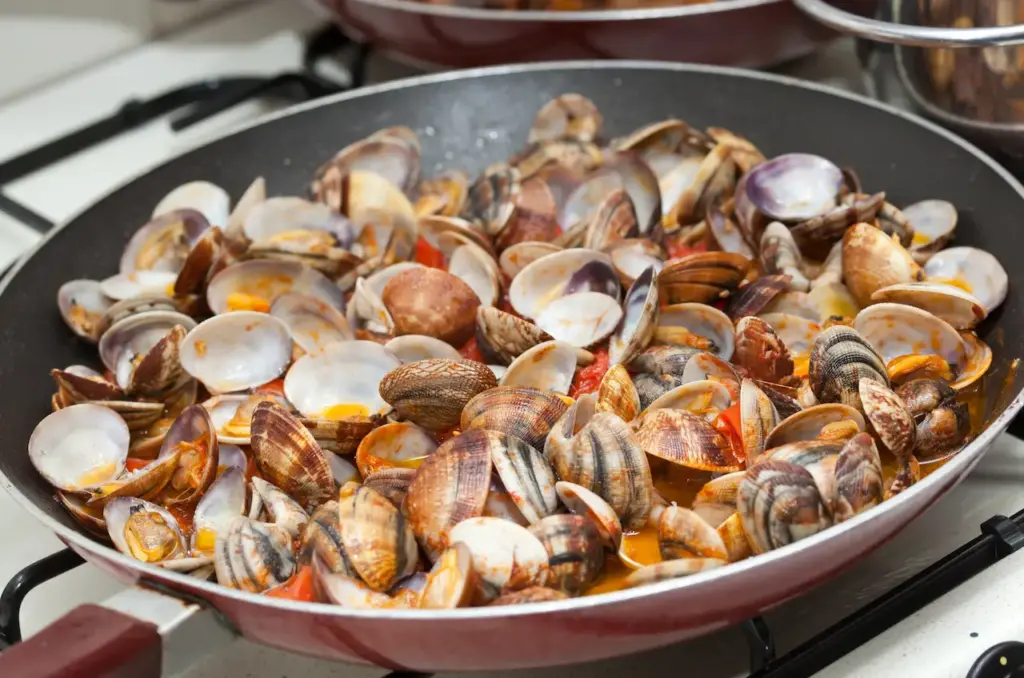 Clams in Marinara Sauce in a Pan What Eats Shellfish